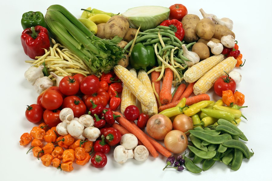 Frutas y verduras frescas variadas sobre fondo blanco