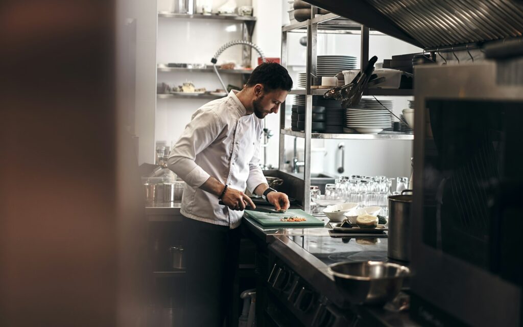 Cocinero trabajando en una cocina profesional de restaurante