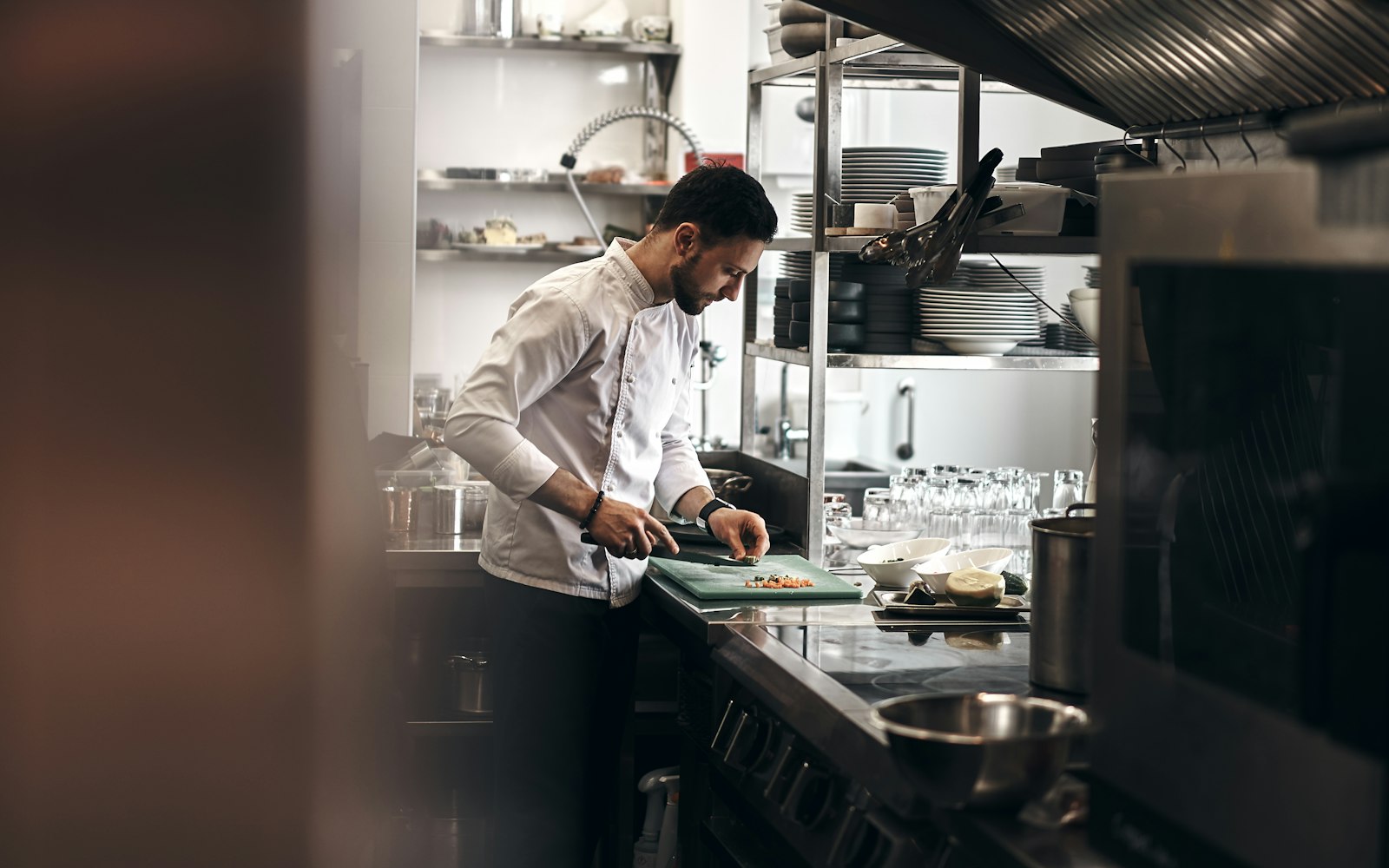 Cocinero trabajando en una cocina profesional de restaurante