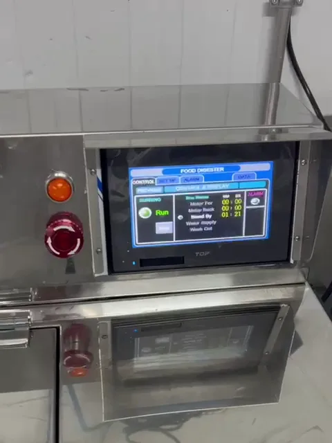 Pantalla táctil y paro de emergencia del biodigestor de residuos alimentarios DR300 en marcha