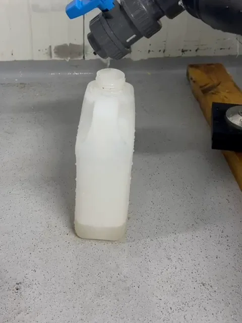 Salida de agua del biodigestor de residuos alimentarios DR300 hacia el desagüe